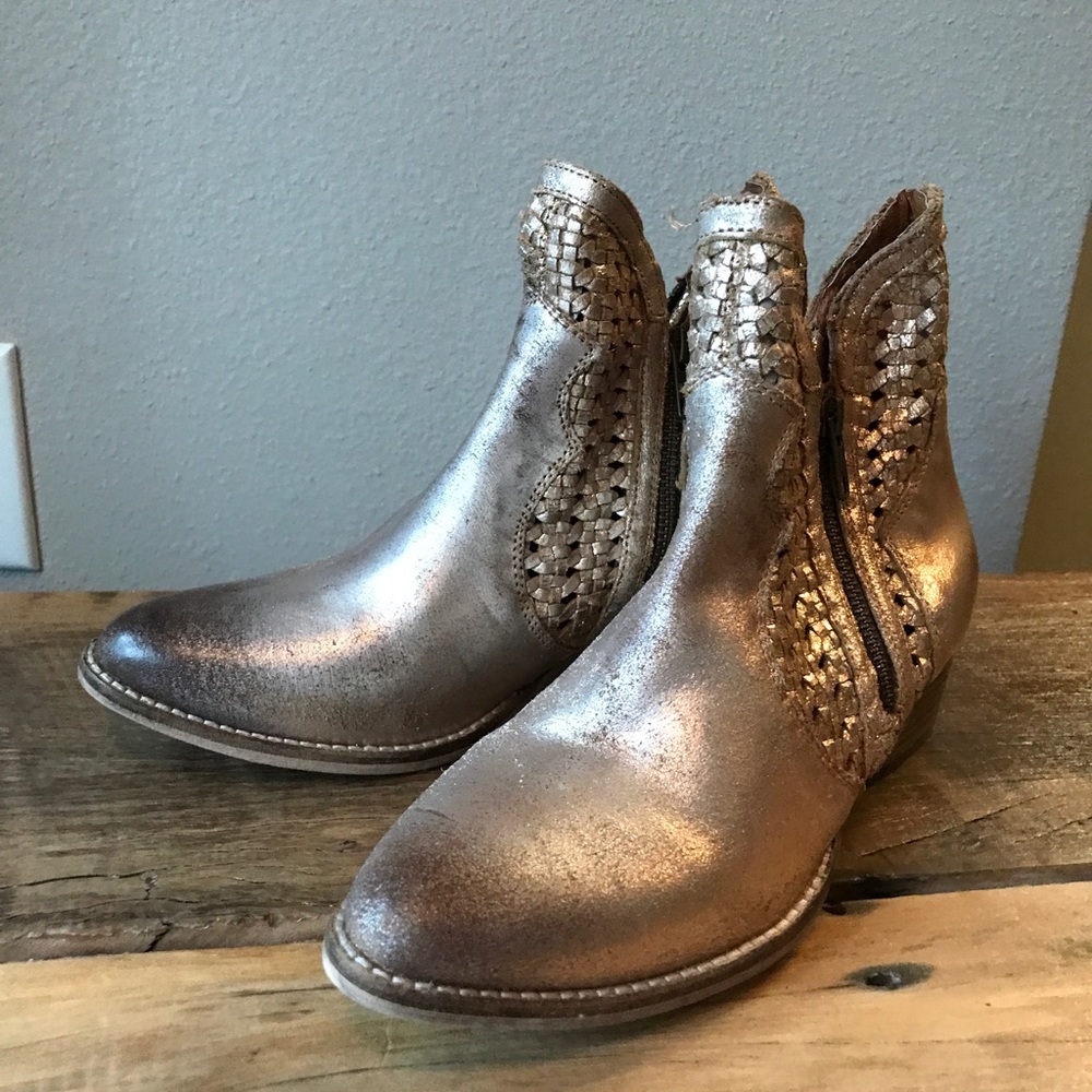 NWOT Seychelles gold booties